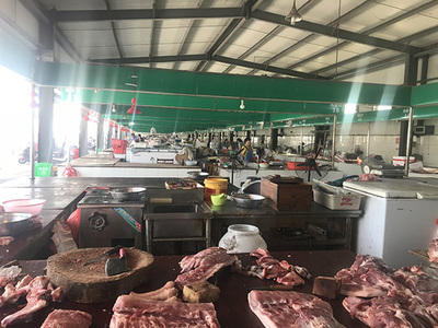 非洲猪瘟疫情中的连云港农贸市场:猪肉卖不动,多商铺暂歇业